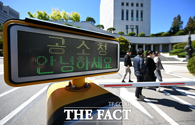 공소청·중대범죄수사청이 출범한 2일 오후 서울 서초구 공소청 주차 차단기에 안내 문구가 표시되어 있다. /서예원 기자