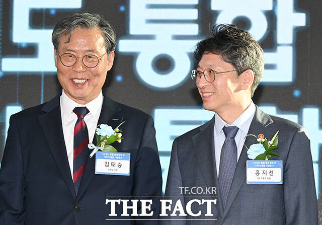 환한 미소 보이는 홍 장관(오른쪽)과 김 사장.