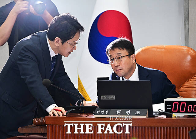 천준호 여당 간사와 대화하는 한병도 운영위원장.