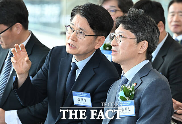 대화나누는 홍 장관(오른쪽)과 김태병 국토교통부 철도국장.