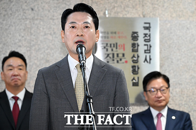 당내에서는 대표 거취를 둘러싼 논란으로 지도부가 임기를 채우지 못했던 과거의 전철을 되풀이할 경우 당의 운영에 도움이 되지 않는다는 우려도 나온다. 사진은 장동혁 대표가 2일 오전 서울 여의도 국회에서 열린 국정감사 종합상황실 현판 제막식에서 현판 제막을 마친 뒤 모두발언을 하고 있다./남용희 기자