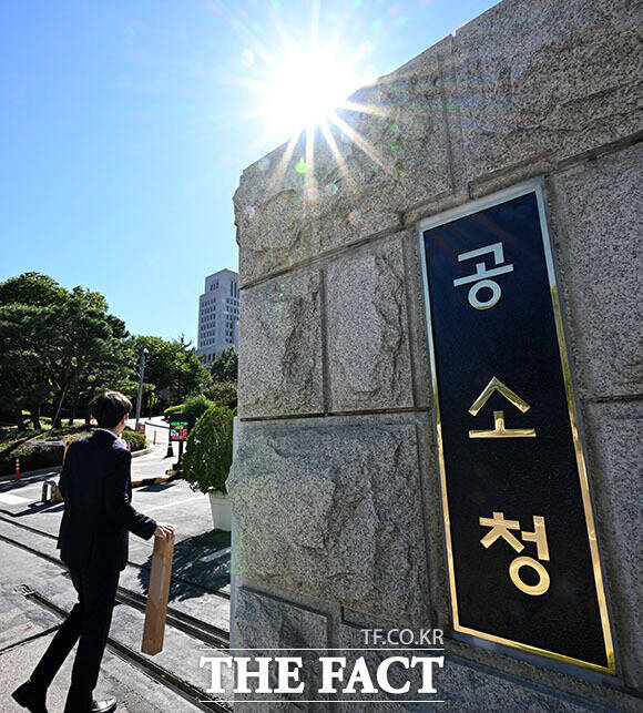 공소청·중대범죄수사청이 출범한 2일 오후 서울 서초구 공소청에 ‘검찰’ 관련 표식이 지워져 있다.