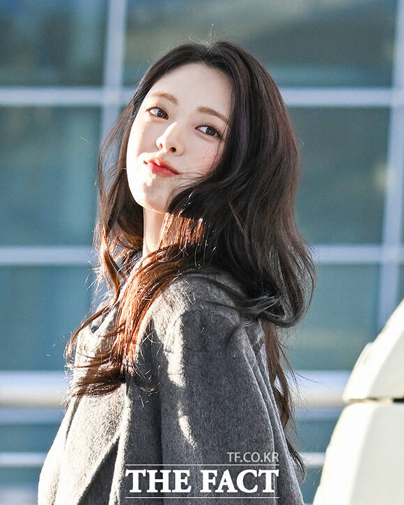 유나가 미소 짓고 있다.