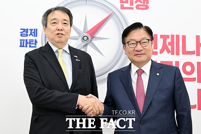 미즈시마 고이치 주한일본대사 만나 인사말 하는 정점식 국민의힘 원내대표(오른쪽).