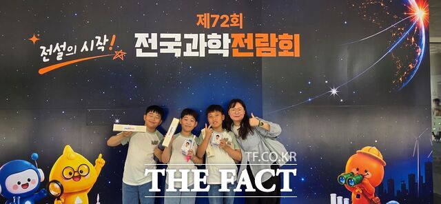 '제72회 전국과학전람회'에서 국무총리상을 수상한 천안새샘초 김연우·강동우·황춘후 학생이 지도교사와 함께 기념촬영을 하고 있다. /충남도교육청