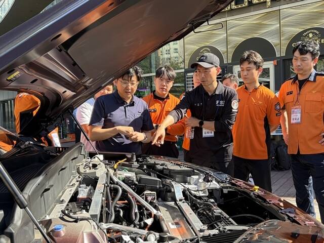 전기차 누적 등록대수가 100만대를 넘어선 가운데 한국교통안전공단(TS)이 소방대원들의 전기차 사고 대응 역량 강화에 나섰다. /TS