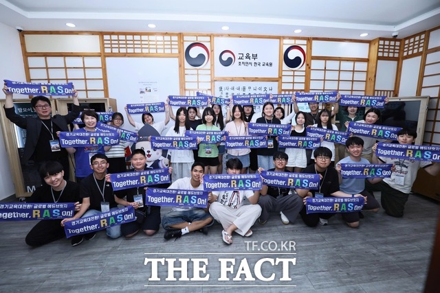 경기도교육청국제교육원 '한국-베트남 글로벌 문화교류'에 참여한 학생들이 베트남 호치민 한국교육원에서 기념 촬영을 하고 있다. /경기도교육청