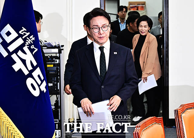 김민석 더불어민주당 대표가 2일 오전 서울 여의도 국회에서 열린 최고위원회의에 참석해 모두발언을 하고 있다. /국회=배정한 기자