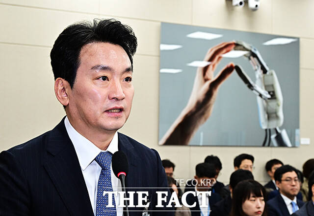 법원이 박장범 KBS 사장이 신임 사장 선임 절차를 중단해 달라며 낸 가처분 신청을 받아들이지 않았다. 사진은 박 사장이 지난해 11월 서울 여의도 국회에서 열린 과학기술정보방송통신위원회 전체회의에 출석해 인사말을 하는 모습. /국회=배정한 기자