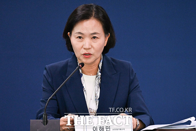 이해민 AI수석이 회의에 앞서 인사하고 있다.