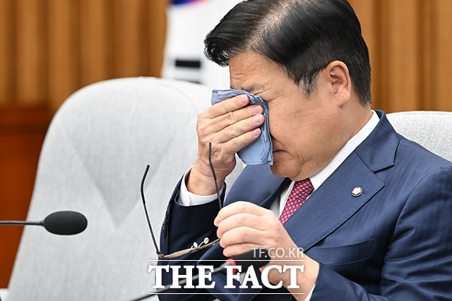 모두발언 마친 뒤 눈물 훔치는 정점식 국민의힘 원내대표.