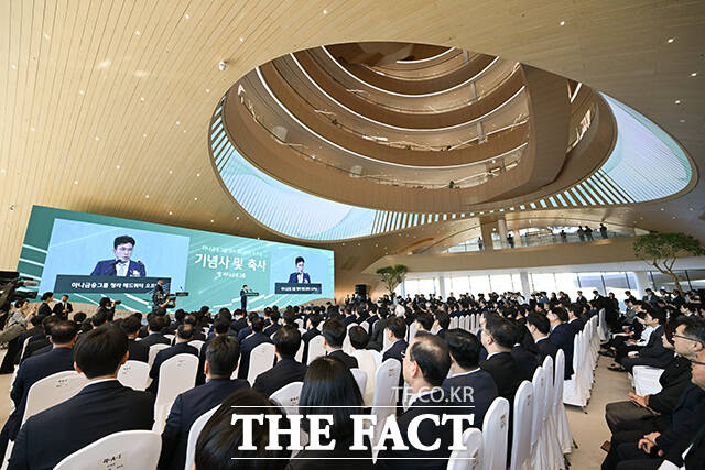 함영주 회장, 김승유 전 하나금융 회장 등 내외빈들이 청라 헤드쿼터 오프닝 행사에 참석해 박수를 치고 있다. /인천=남윤호 기자