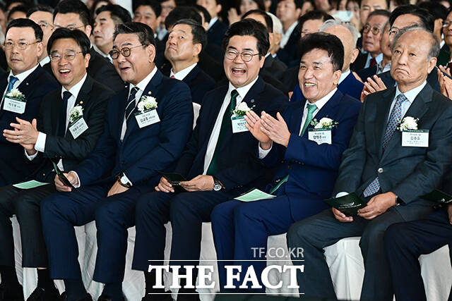 함영주 회장, 김승유 전 하나금융 회장 등 내외빈들이 청라 헤드쿼터 오프닝 행사에 참석해 박수를 치고 있다. /인천=남윤호 기자