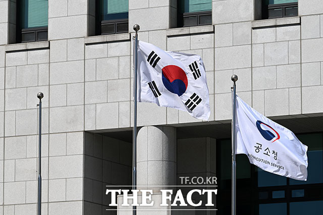 공소청·중대범죄수사청이 출범한 2일 오후 서울 서초구 공소청에 ‘검찰’ 관련 표식이 지워져 있다.