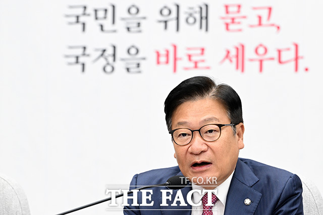 모두발언 마친 뒤 눈물 훔치는 정점식 국민의힘 원내대표.