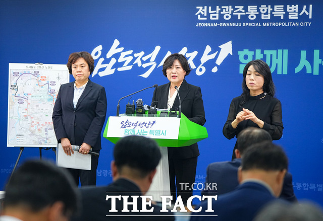 배미경 전남광주시 대변인이 2일 오후 광주청사 브리핑실에서 광주 도시철도 2호선 2단계 건설 사업 검증 결과를 설명하고 있다. /전남광주시