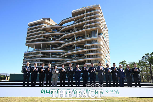 왼쪽부터 이용우 더불어민주당 의원, 함영주 회장, 박찬대 시장, 김교흥 민주당 의원. /인천=남윤호 기자