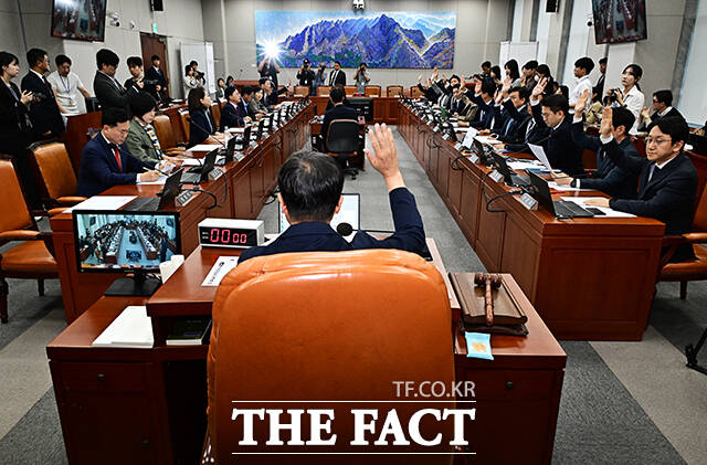 운영위 전체회의 주재하는 한병도 운영위원장.
