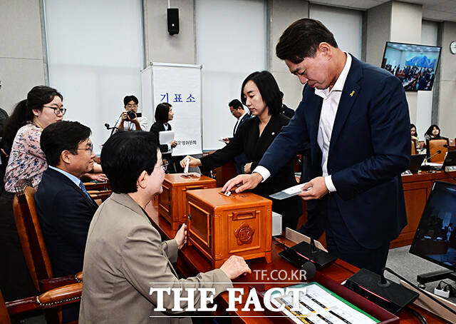 무기명 투표하는 전은수 더불어민주당 의원과 부승찬 의원.
