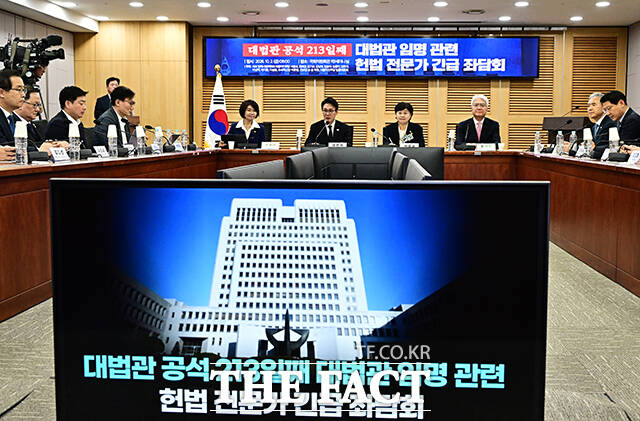 김민석 더불어민주당 대표(왼쪽 두번째)가 2일 오전 서울 여의도 국회 의원회관 제1세미나실에서 열린 대법관 임명 관련 헌법전문가 긴급 좌담회에 참석해 모두발언을 하고 있다. /국회=배정한 기자