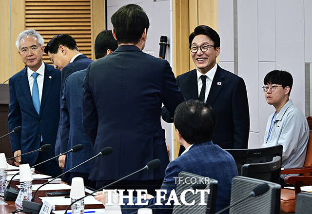 김민석 더불어민주당 대표(왼쪽 두번째)가 2일 오전 서울 여의도 국회 의원회관 제1세미나실에서 열린 대법관 임명 관련 헌법전문가 긴급 좌담회에 참석해 모두발언을 하고 있다. /국회=배정한 기자