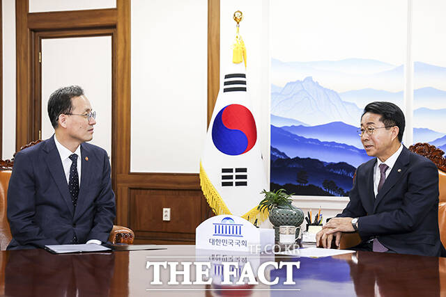 조정식 국회의장이 2일 오후 서울 여의도 국회에서 이형일 부총리 겸 재정경제부 장관(왼쪽)을 접견하며 기념사진 촬영을 하고 있다. /국회=배정한 기자