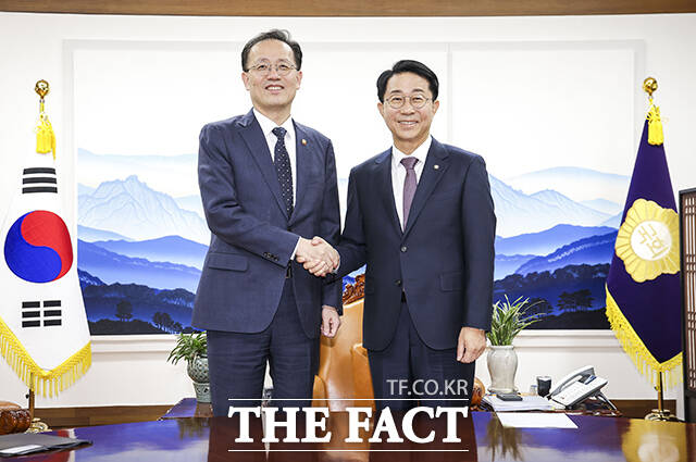 조정식 국회의장이 2일 오후 서울 여의도 국회에서 이형일 부총리 겸 재정경제부 장관(왼쪽)을 접견하며 기념사진 촬영을 하고 있다. /국회=배정한 기자