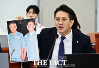  전두환 사진 들고 의사진행 발언하는 전용기 의원 [포토]