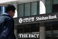  역대 최대 실적에도 신한은행 '정보유출' 복병…정상혁 3연임 가도 변수되나