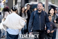  갑작스러운 가을 날씨에 움츠린 명동 관광객들 [TF사진관]