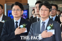  국민의례하는 홍지선 국토교통부 장관과 김태병 철도국장 [포토]