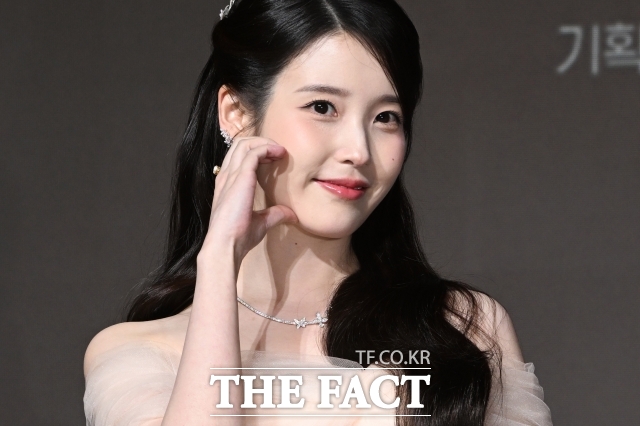 대중문화예술산업은 스타의 재능만으로 굴러가지 않는다. 계약을 관리하고, 일정을 조율하고, 정산을 처리하고, 현장의 안전과 인권을 살피고, 문제가 발생했을 때 대응하는 기획사의 시스템이 함께 작동해야 한다. 사진은 아이유가 지난 4월 MBC 새 금토드라마 21세기 대군부인 제작발표회에서 포즈를 취하고 있다. /김성렬 기자
