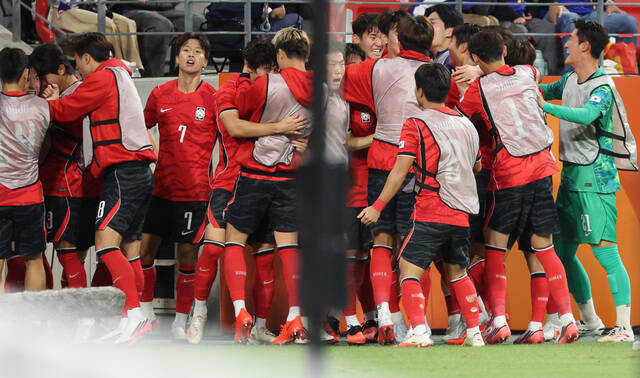 3일(현지 시간) 일본 아이치현 도요타 스타디움에서 열린 2026 아이치·나고야 아시안게임 남자 축구 결승 대한민국과 일본의 경기, 후반 팀의 첫 골을 넣은 한국 엄지성과 선수들이 기뻐하고 있다. /도요타(일본)=뉴시스