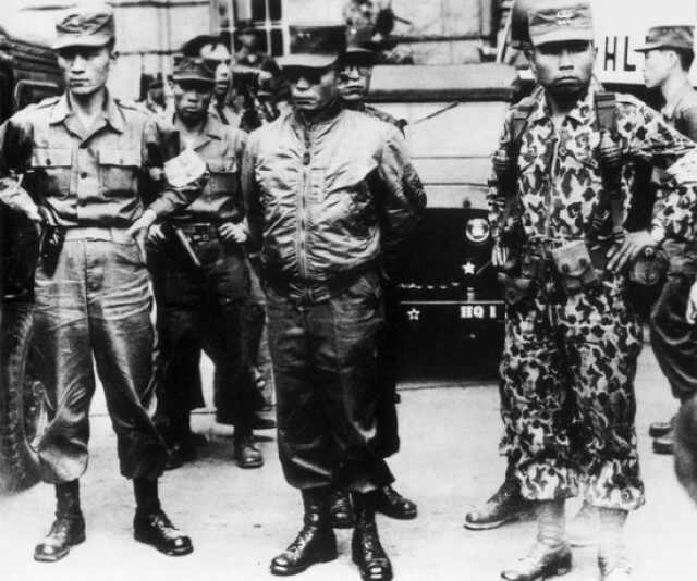 아주 유명한 사진. 1961년 5.16 군사정변 당시 당시 박정희 소장(가운데)을 보필하고 있는 박종규 소령(왼쪽)과 차지철 대위이다. / 국가기록원