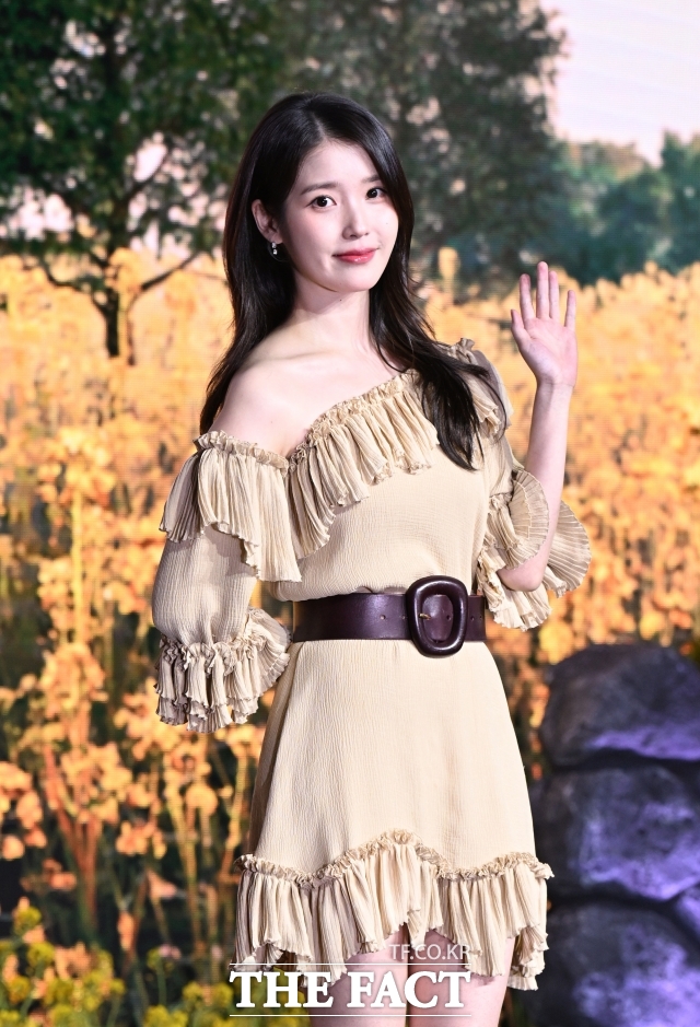 대중문화예술산업은 스타의 재능만으로 굴러가지 않는다. 계약을 관리하고, 일정을 조율하고, 정산을 처리하고, 현장의 안전과 인권을 살피고, 문제가 발생했을 때 대응하는 기획사의 시스템이 함께 작동해야 한다. 사진은 아이유가 지난 4월 MBC 새 금토드라마 '21세기 대군부인' 제작발표회에서 포즈를 취하고 있다. /김성렬 기자