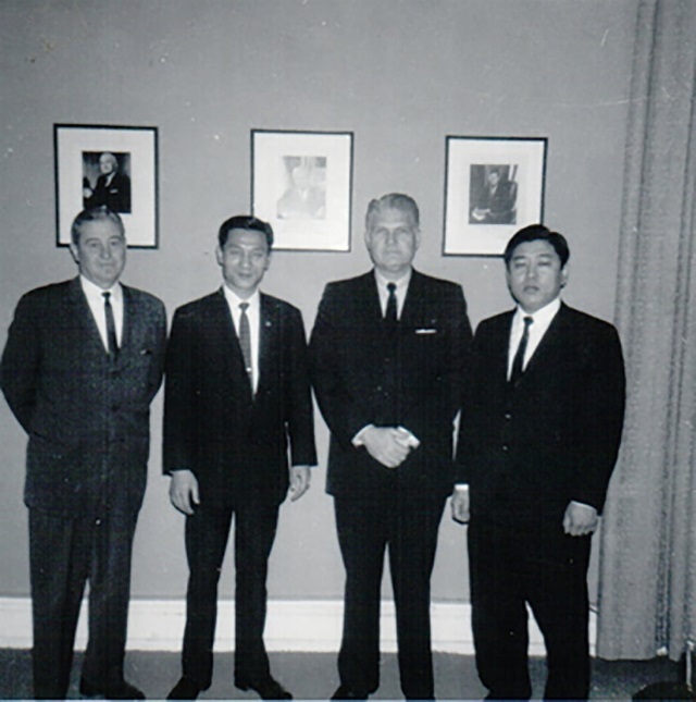 1960년대 김운용(맨 오른쪽)이 주미대사관에 근무하던 시절, 박종규 경호실장(왼쪽에서 두번째)과 미국 경호국 관계자들을 만나고 있는 장면. 김운용은 회고록에서 '1969년 닉슨 대통령 취임식 때 박종규 경호실장과 함께 10만 달러짜리 방탄특수유리 연설대를 보고 예산이 없어 도입은 못하고, 대신 연설대에 철판을 깔았다. 이것이 문세광 저격 때 박 대통령을 살렸다.'고 술회했다. / 김운용 제공