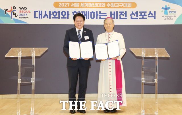 최대호 안양시장(왼쪽)과 천주교 수원교구장 이용훈(마티아) 주교. /안양시