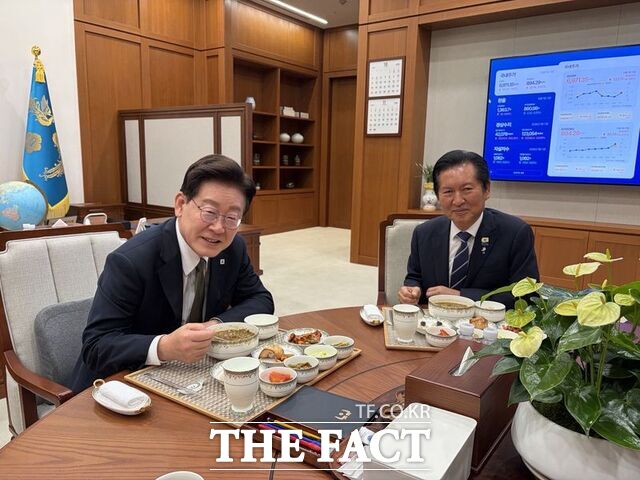 이재명 대통령이 1일 정청래 더불어민주당 전 대표와의 만찬을 공개하며 나온 일부 부정적 의견에 대해 