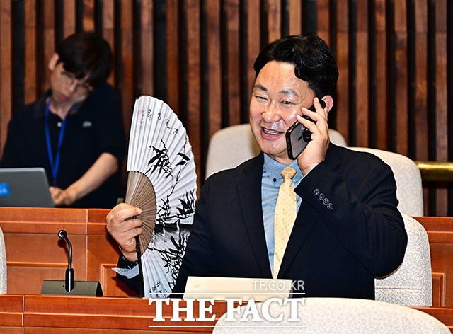 곽상언 더불어민주당 의원이 지난 6월 29일 오후 서울 여의도 국회에서 열린 제145차 의원총회에 참석해 부채질을 하고 있다. /국회=배정한 기자