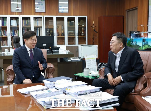 박승원 광명시장(왼쪽)이 지난 2일 상호결연도시 충북 제천 찾아 이상천 제천시장과 교류·협력 방안을 논의하고 있다. /광명시