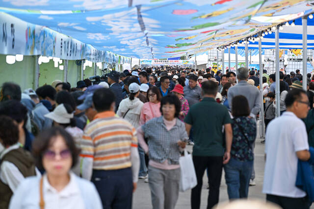 많은 관광객으로 붐비는 행사장 모습. /영주시