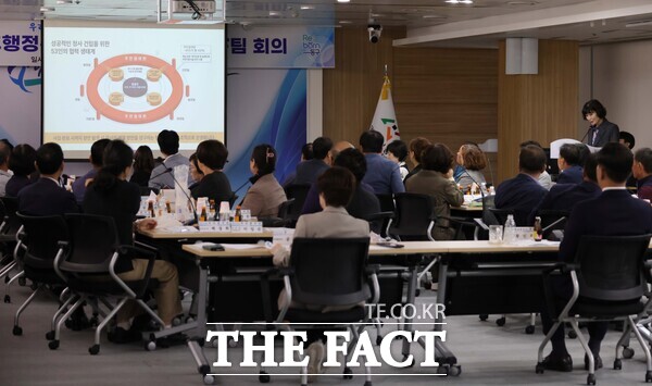 황인호 대전시 동구청장이 주민들과 함께 지난 2일 구청 대회의실에서 열린 '노후 행정복지센터 청사 건립 TF팀 회의'에 참석해 추진상황을 보고받고 있다. /대전시 동구
