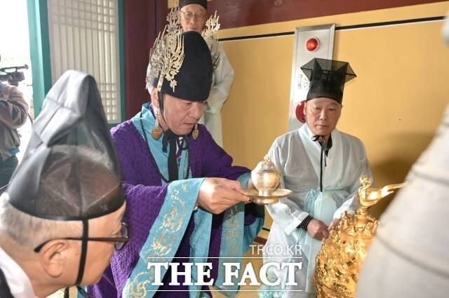 제72회 공주 백제문화제가 3일 열린 가운데 최원철 공주시장 아헌관으로 웅진백제 5대왕 추모제를 지내고 있다. /공주시