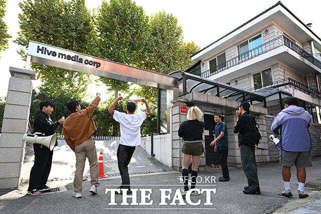 영화 암살자(들) 제작사 앞에서 역사 왜곡과 관련해 항의하는 보수단체 회원. /남윤호 기자