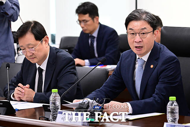 회의 참석한 이억원 금융위원장과 이찬진 금융감독원장(왼쪽).