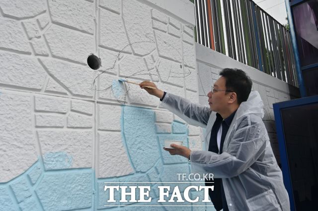 3일 정연욱 의원이 민락초등학교 벽화 봉사활동에 참여하고 있다. /정연욱 의원실