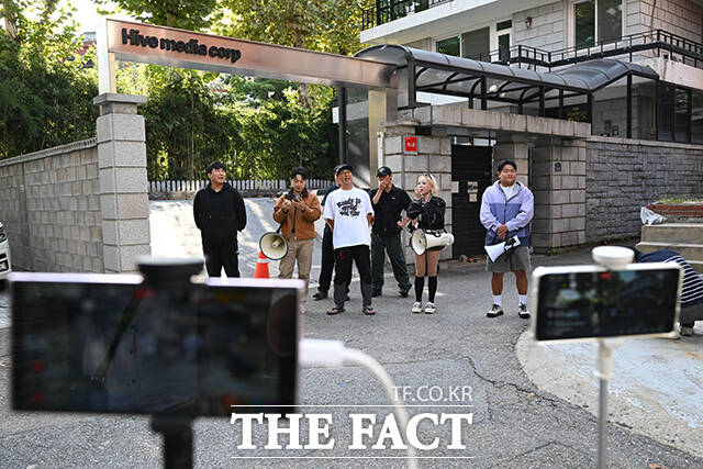 영화 암살자(들) 제작사 앞에서 역사 왜곡과 관련해 항의하는 보수단체 회원. /남윤호 기자