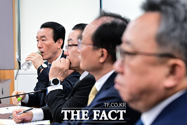 김성주 BNK부산은행장(왼쪽)이 '침해위협 대응 전금융권 긴급 점검회의'에 참석해 물을 마시고 있다. 왼쪽부터 김 행장, 이호성 하나은행장, 이환주 KB국민은행장, 정상혁 신한은행장. /남윤호 기자