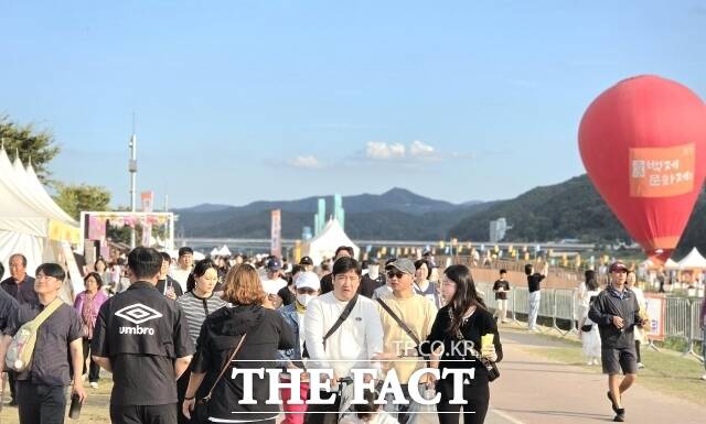 4일 공주 제72회 백제문화제가 공주시 신관공원에서 열린 가운데 관광객들이 각종 체험장을 둘러보고 있다. /김형중 기자