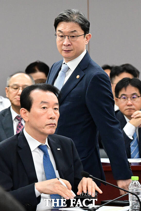 회의 참석하는 이억원 금융위원장.